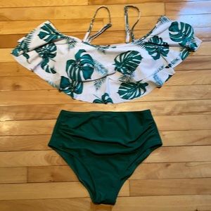 Island print top,white/jade green. Matching bottom